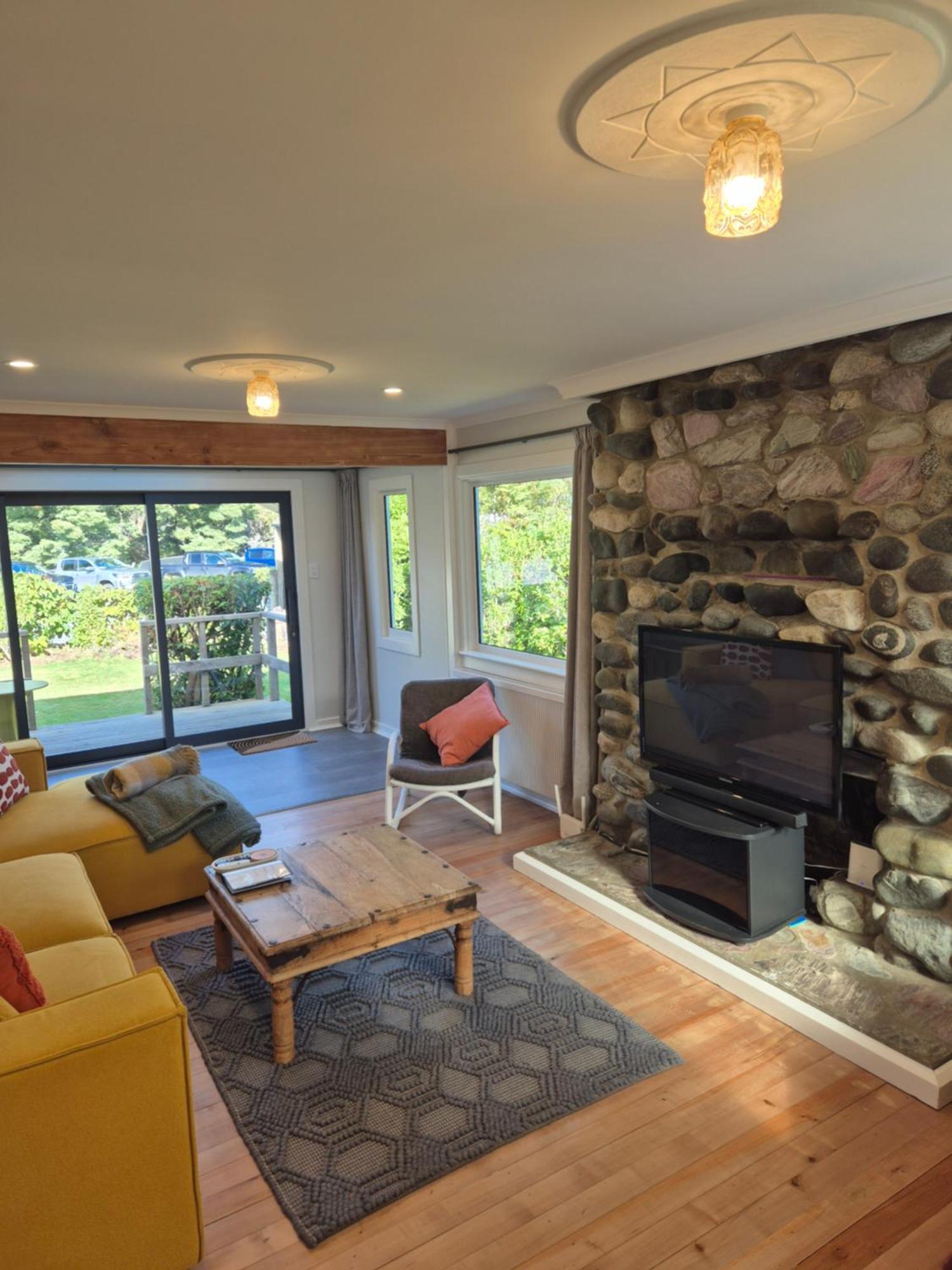 Cosy Getaway In Manapouri Villa Екстериор снимка